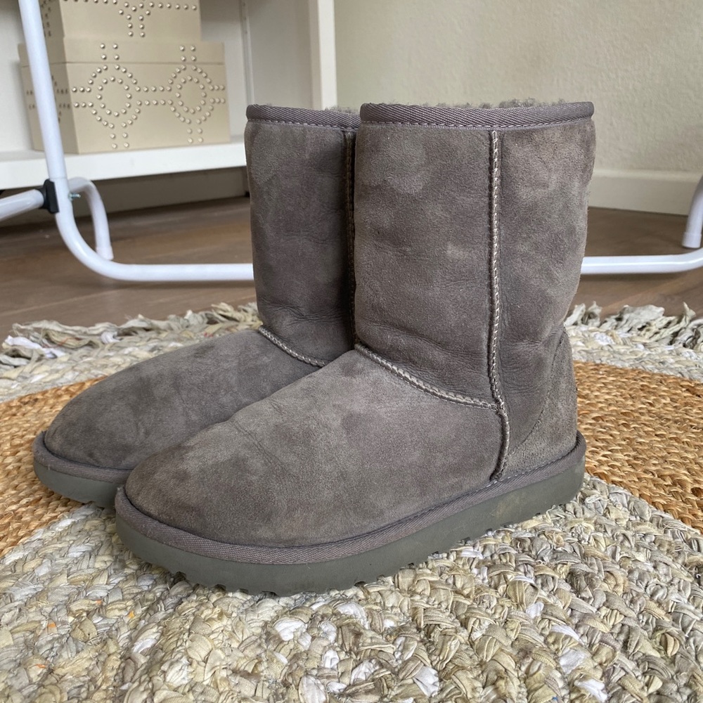 Ugg Boots Classic Short II in Grey Women’s Size 7